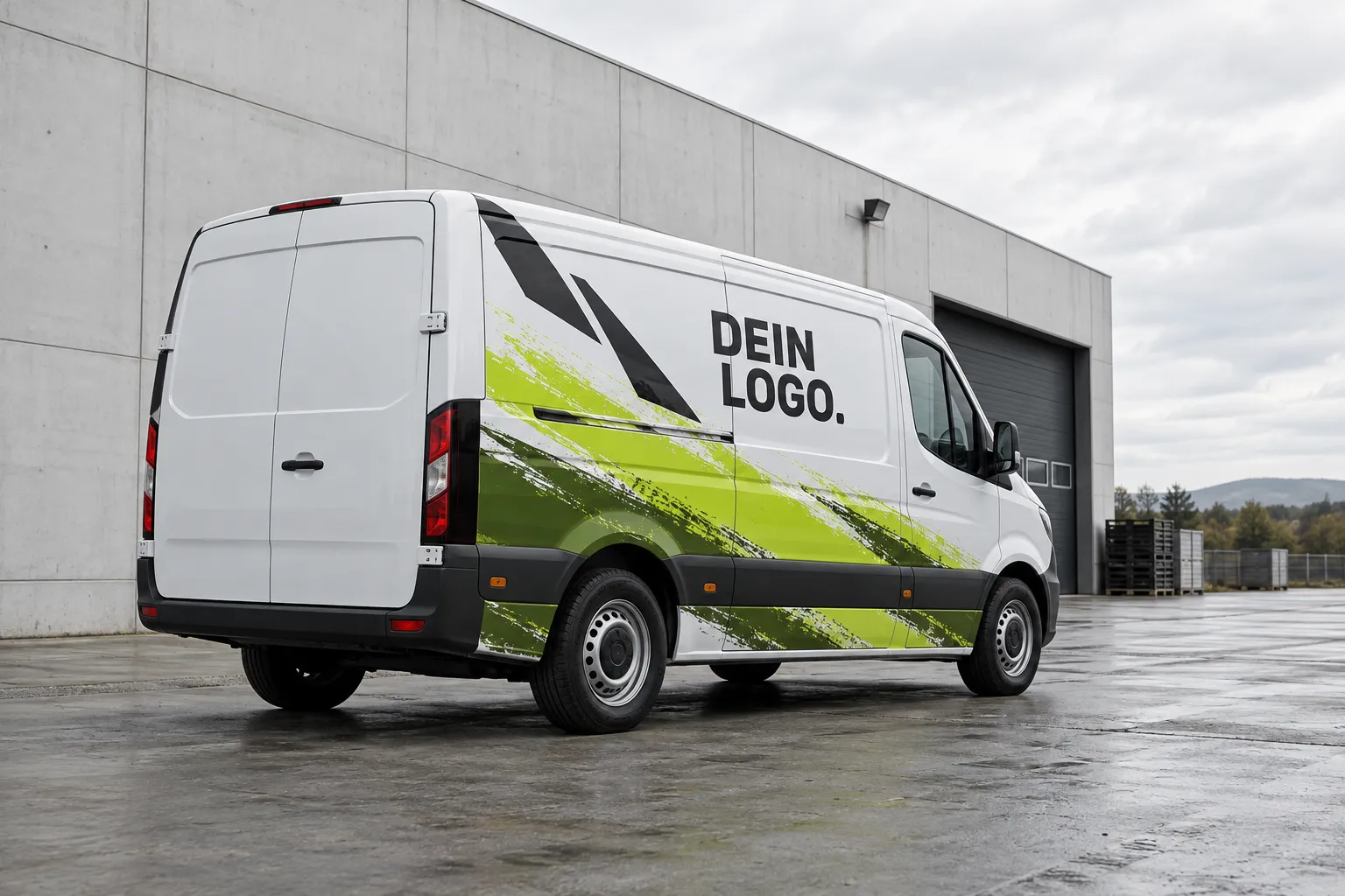 Fiktives Gestaltungsbeispiel: weißer Transporter mit schwarz-grüner Beschriftung